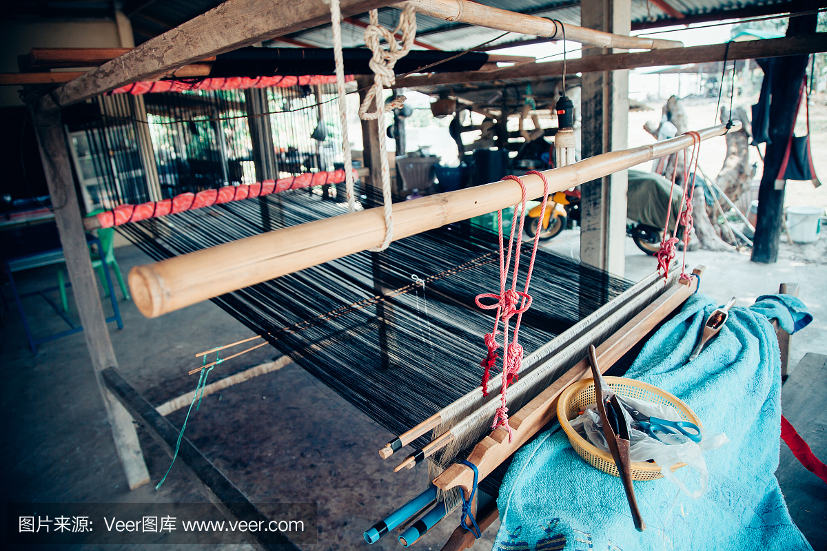 在泰国用手工木织机织造丝织或编织丝棉,用于自制丝绸或纺织产品的生产。